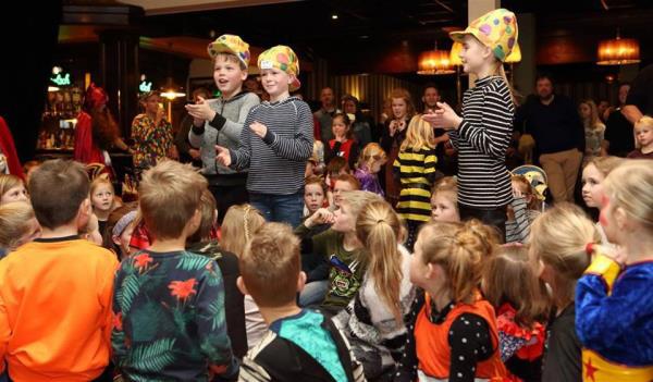 Heb je de hoed? Zet hem op en sta recht!