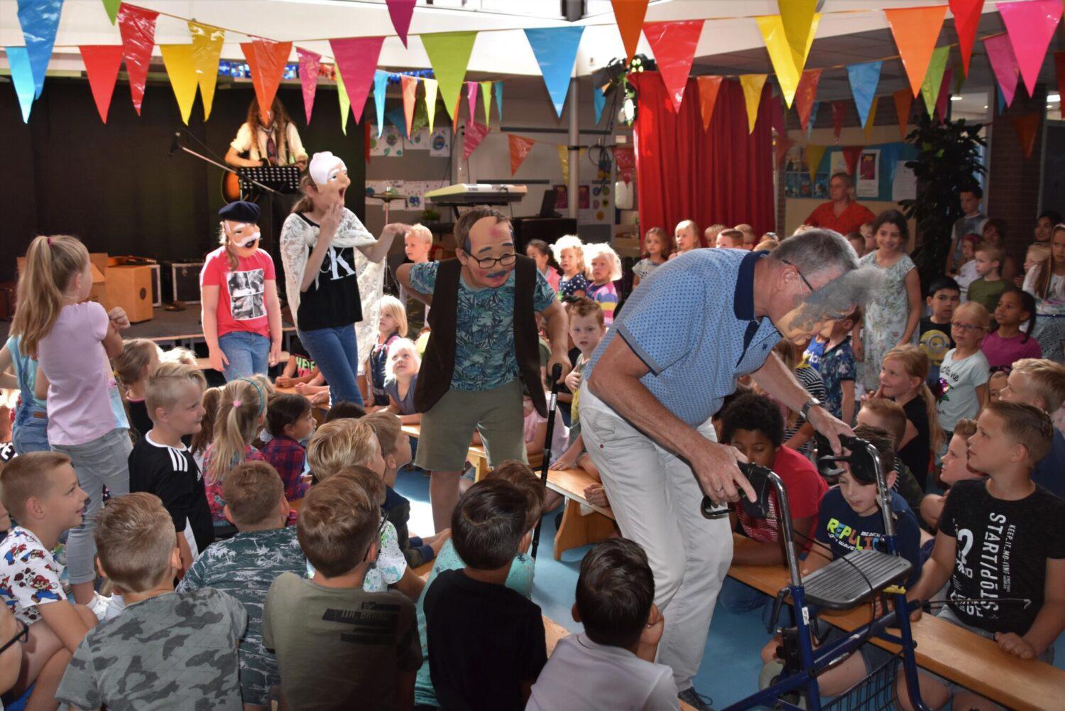 De bejaardenmodeshow met acteurs uit het publiek.
