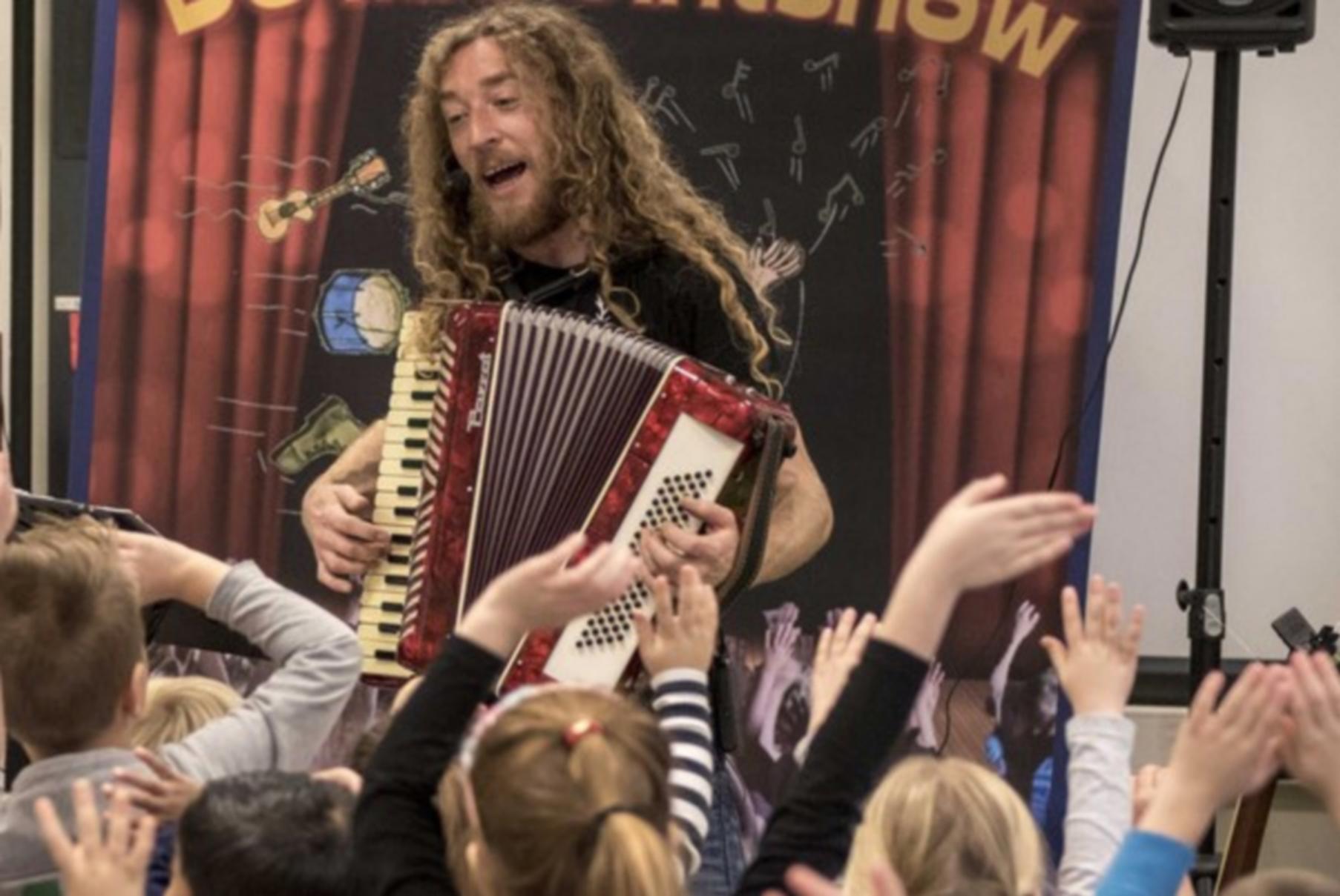 Muzikale theatervoorstelling met veel interactie, live muziek, humor en aanstekelijke liedjes.