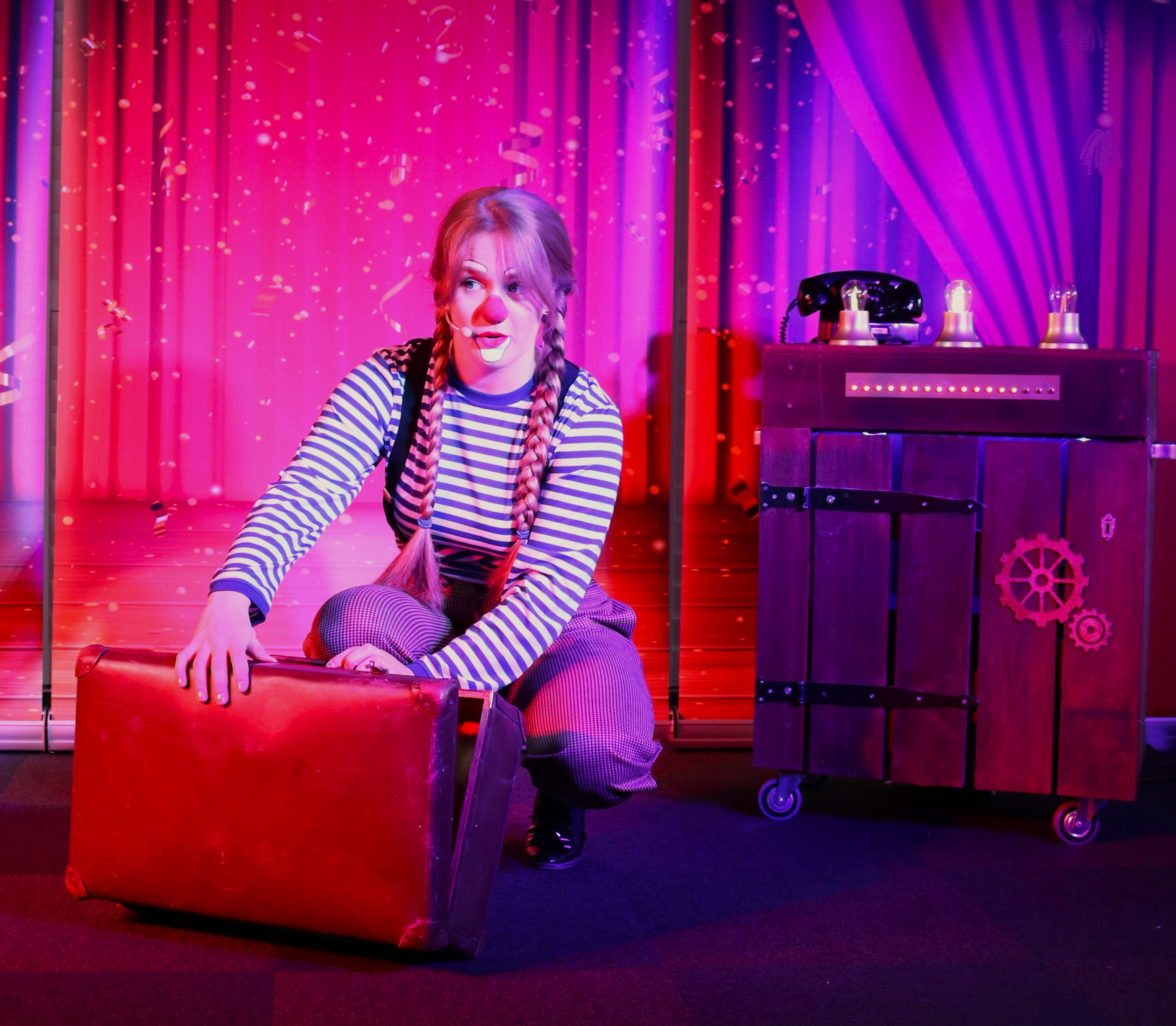 Clown Slimpie wil de koffer openen