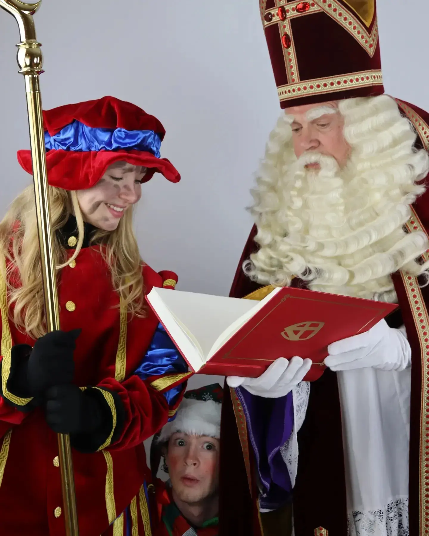 Dit Elfje houdt stiekem Sinterklaas in de gaten