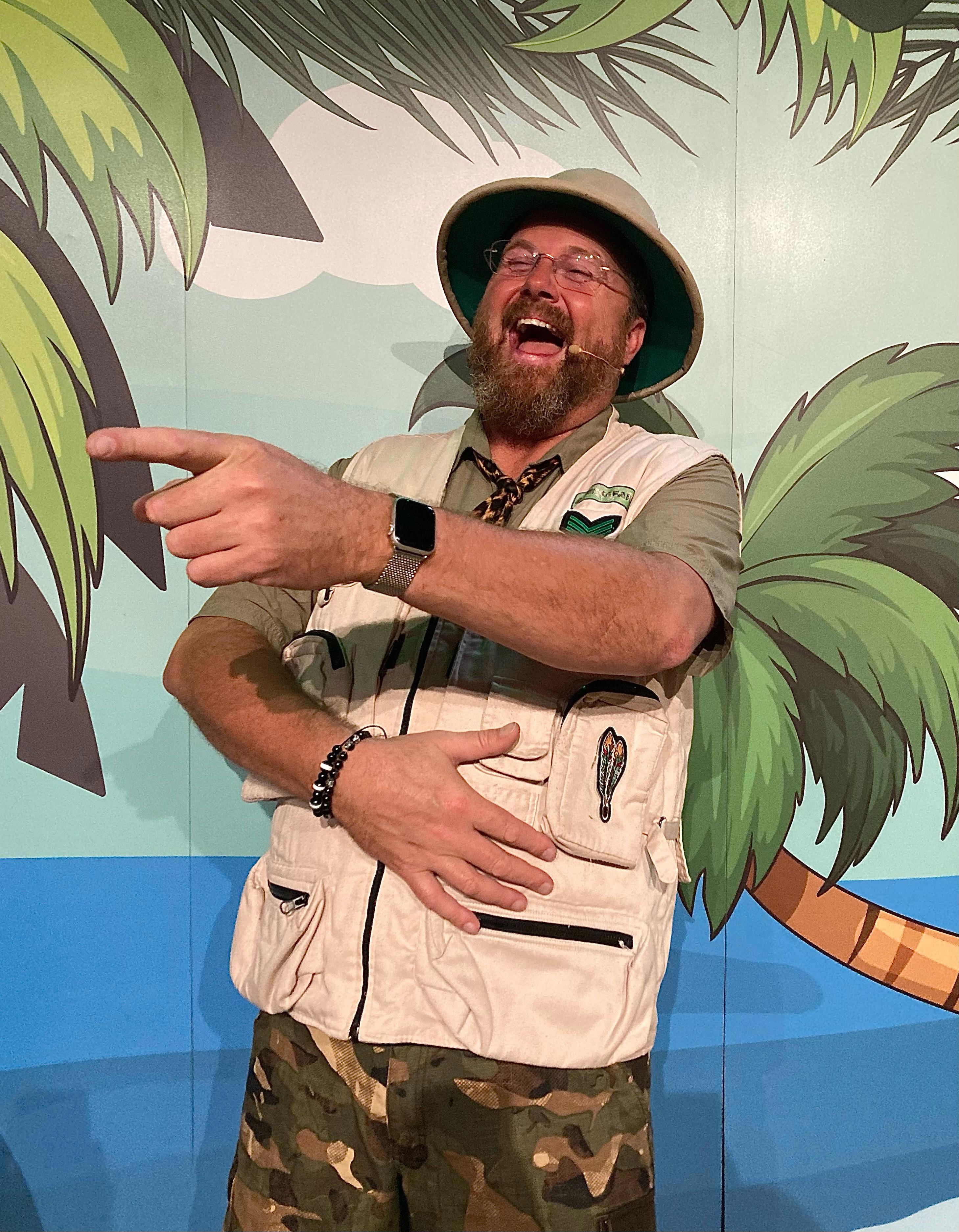 Lachen, gieren en brullen bij de show van Arie Safari! Stil zitten is geen optie!