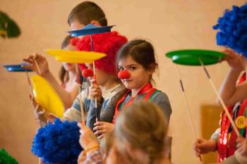 OkiDoki meespeel circusvoorstelling (tryout)