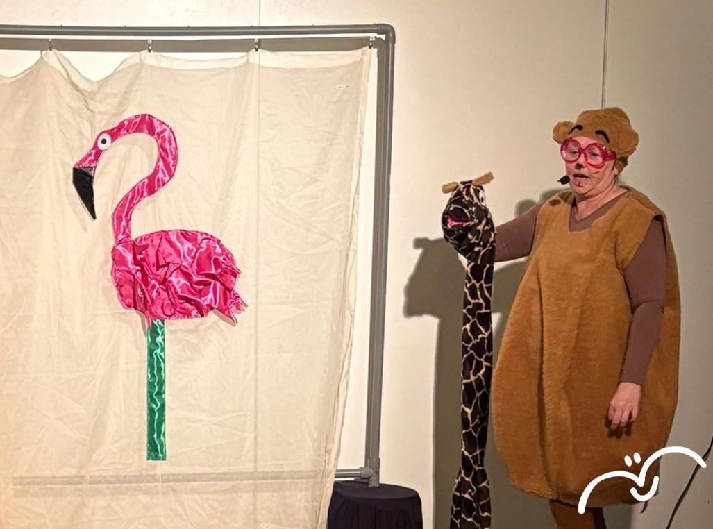 Beer vertelt giraf over de flamingo