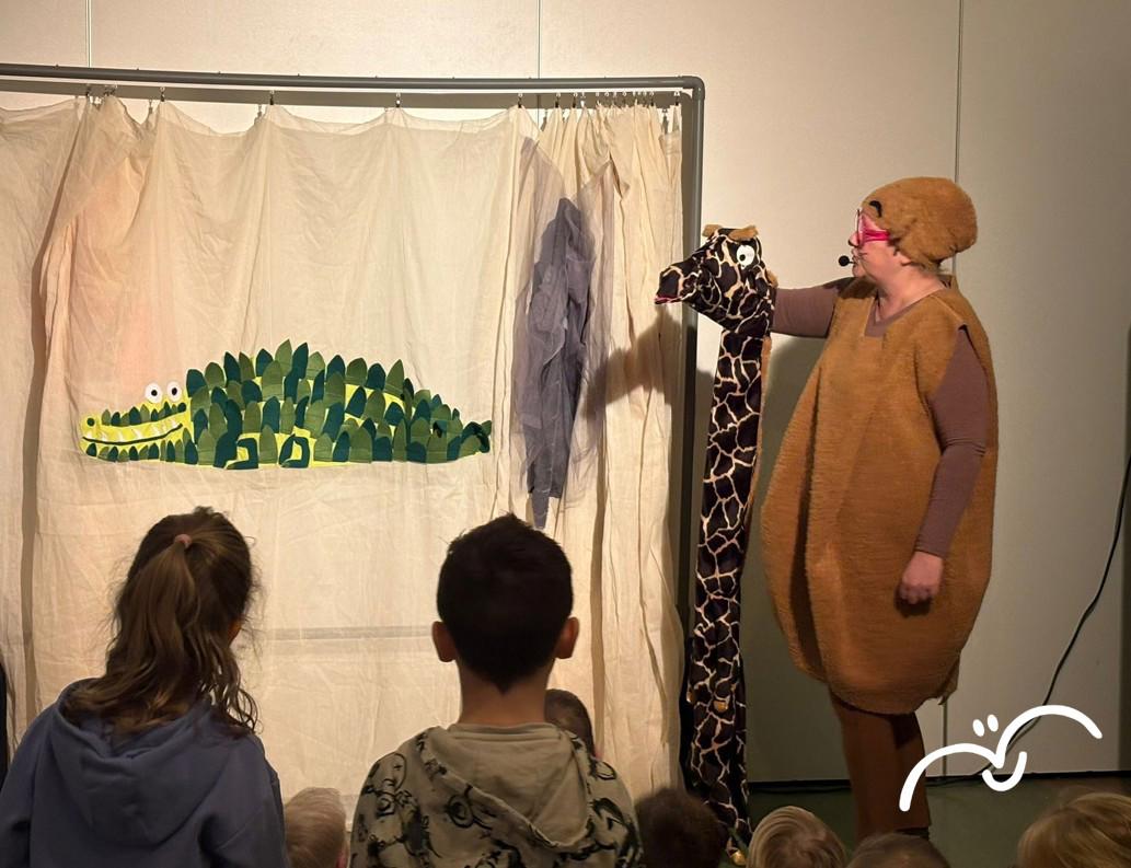 Beer vertelt giraf over de krokodil