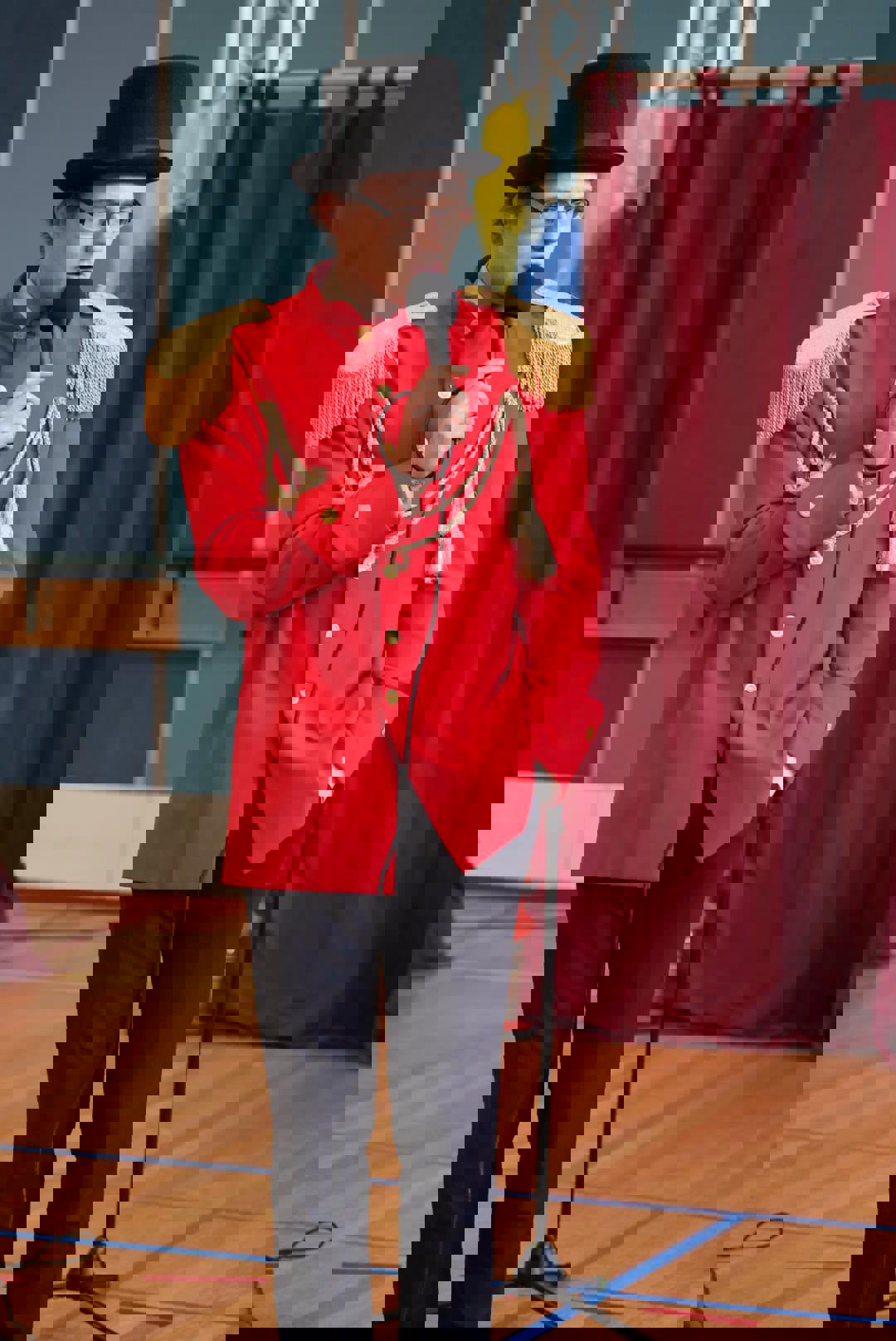 De circusdirecteur opent de voorstelling!