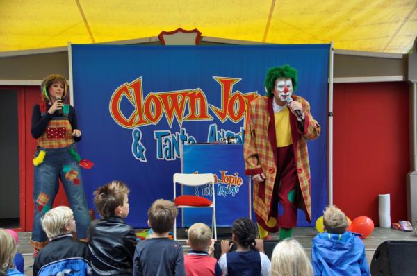 Clown Jopie en Tante Angelique zingen