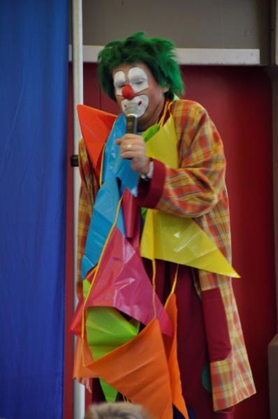 Clown Jopie wil de boel versieren
