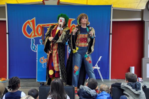 Clown Jopie en Tante Angelique proberen te toveren