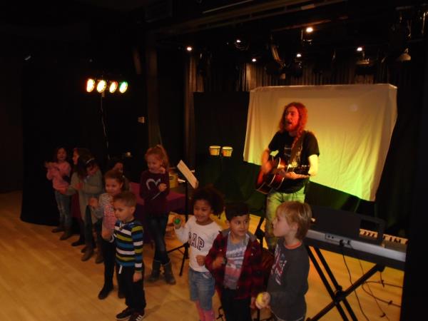 Samen vormen kinderen een orkest tijdens één van de interactieve liedjes.
