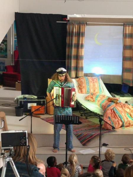 Een lied over Tijls oom, 'Kapitein Ursula' die nergens bang voor was.