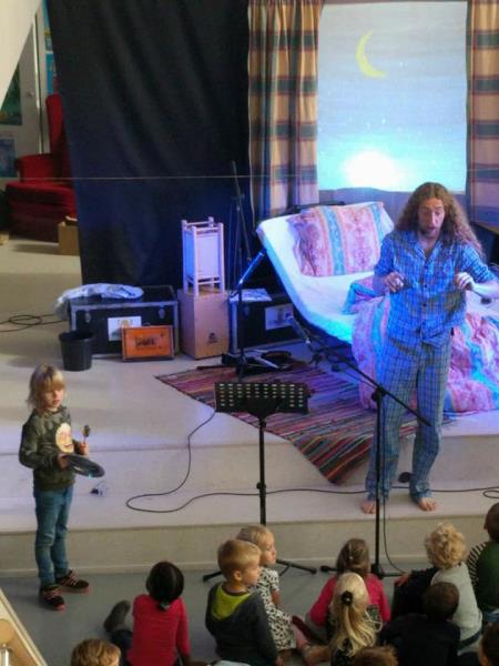 Natuurlijk mogen kinderen ook op allerlei manieren meedoen tijdens de voorstelling.