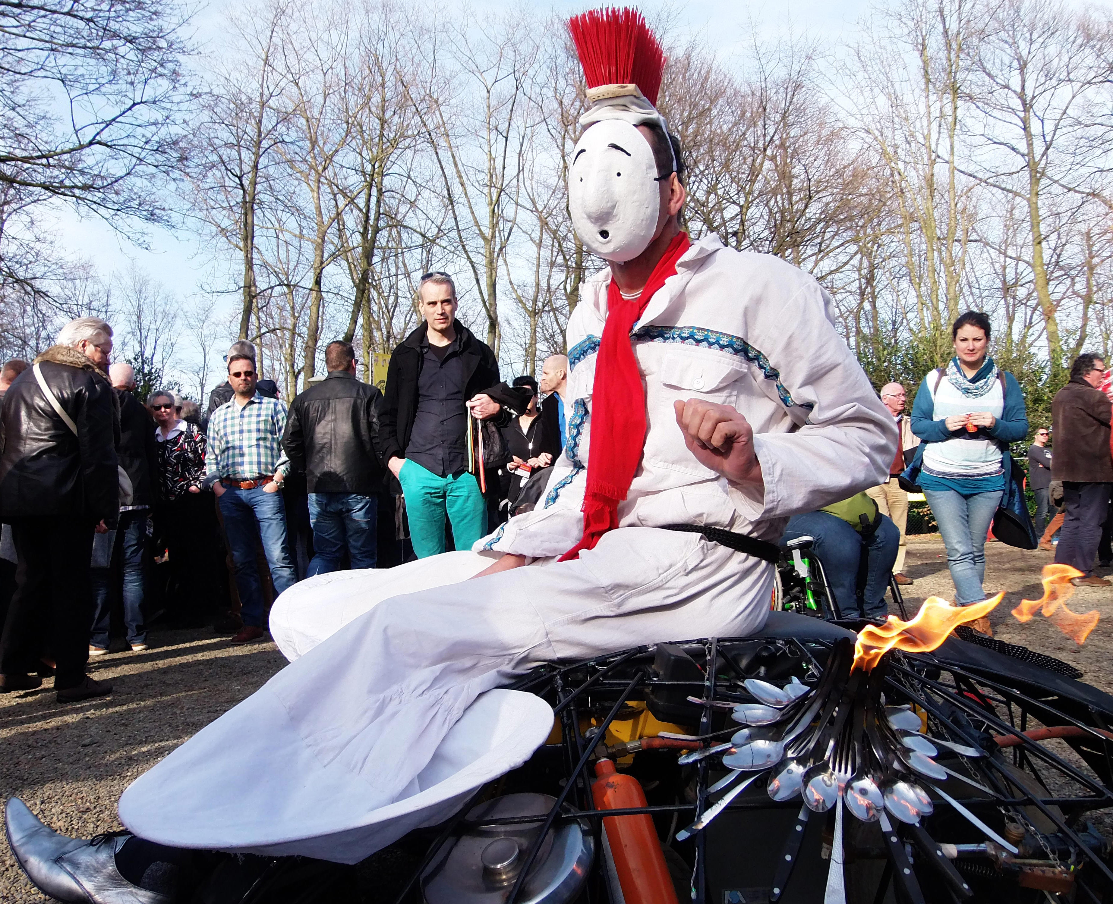 Met de vulkaan op zijn planetoïde.