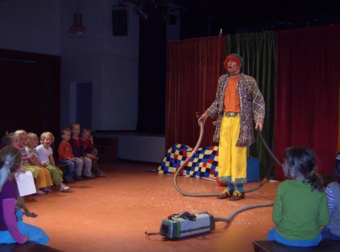 Hier met zijn eigenwijze stofzuiger