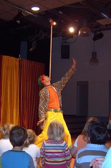 Op hoeveelmanierenje wel niet een bezem kan balanceren,wil je het ook proberen?