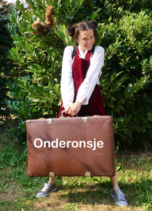 Ze komt aan met de koffer