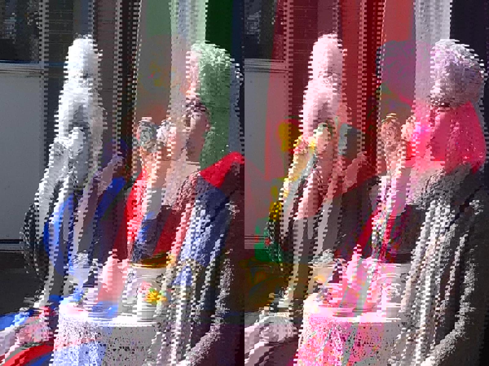 de Koningin van Vreterijen en haar nicht drinken samen thee en eten taart