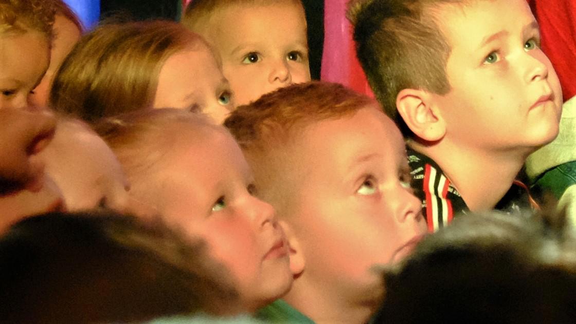 Het publiek luistert ingespannen naar het verhaal van Quinten