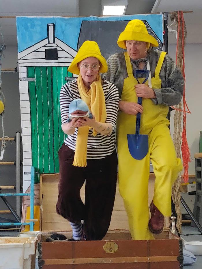 de kleine walvis gaat terug naar zee