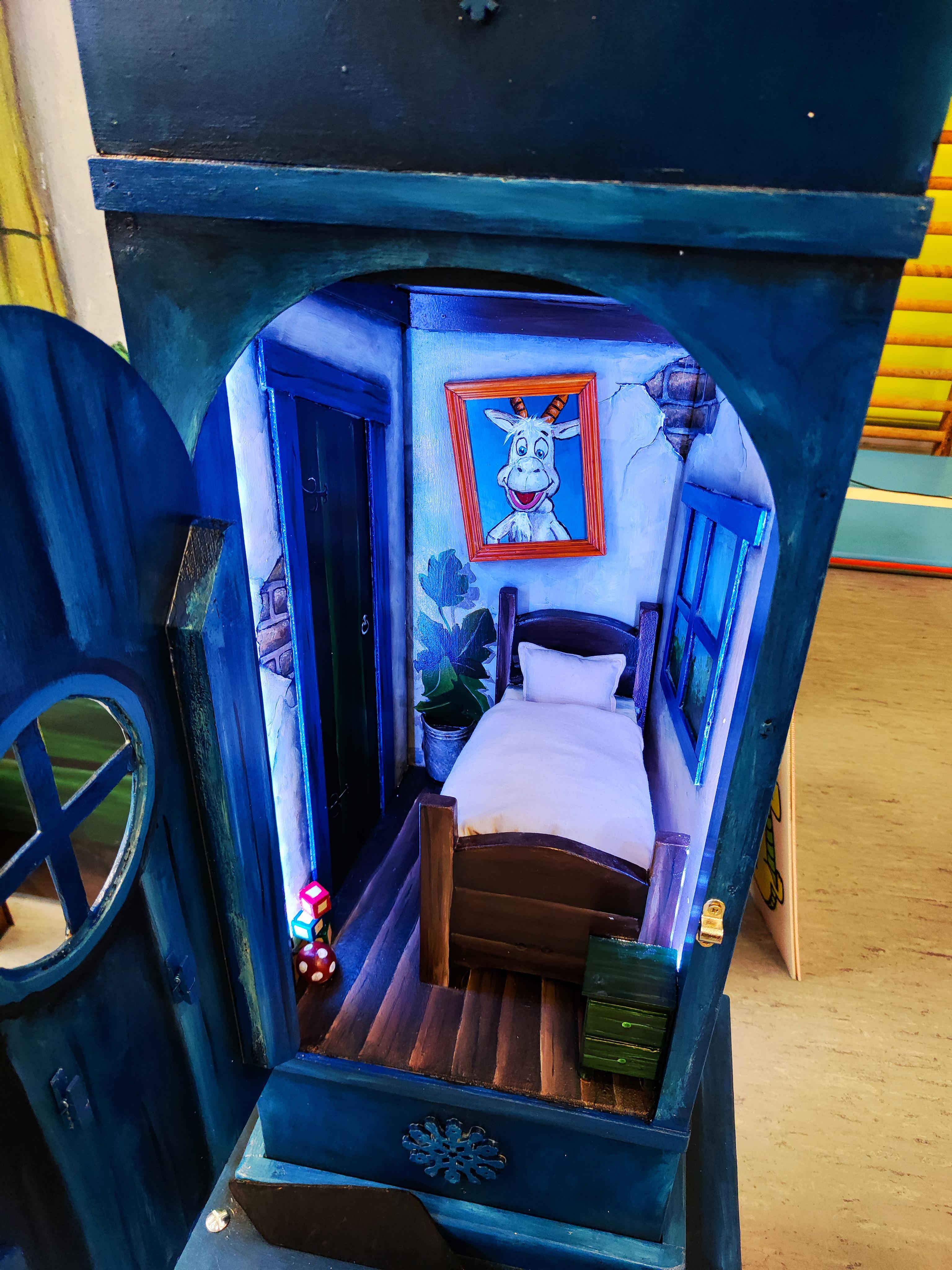 In dit huisje, in de klok, woont Geitje.