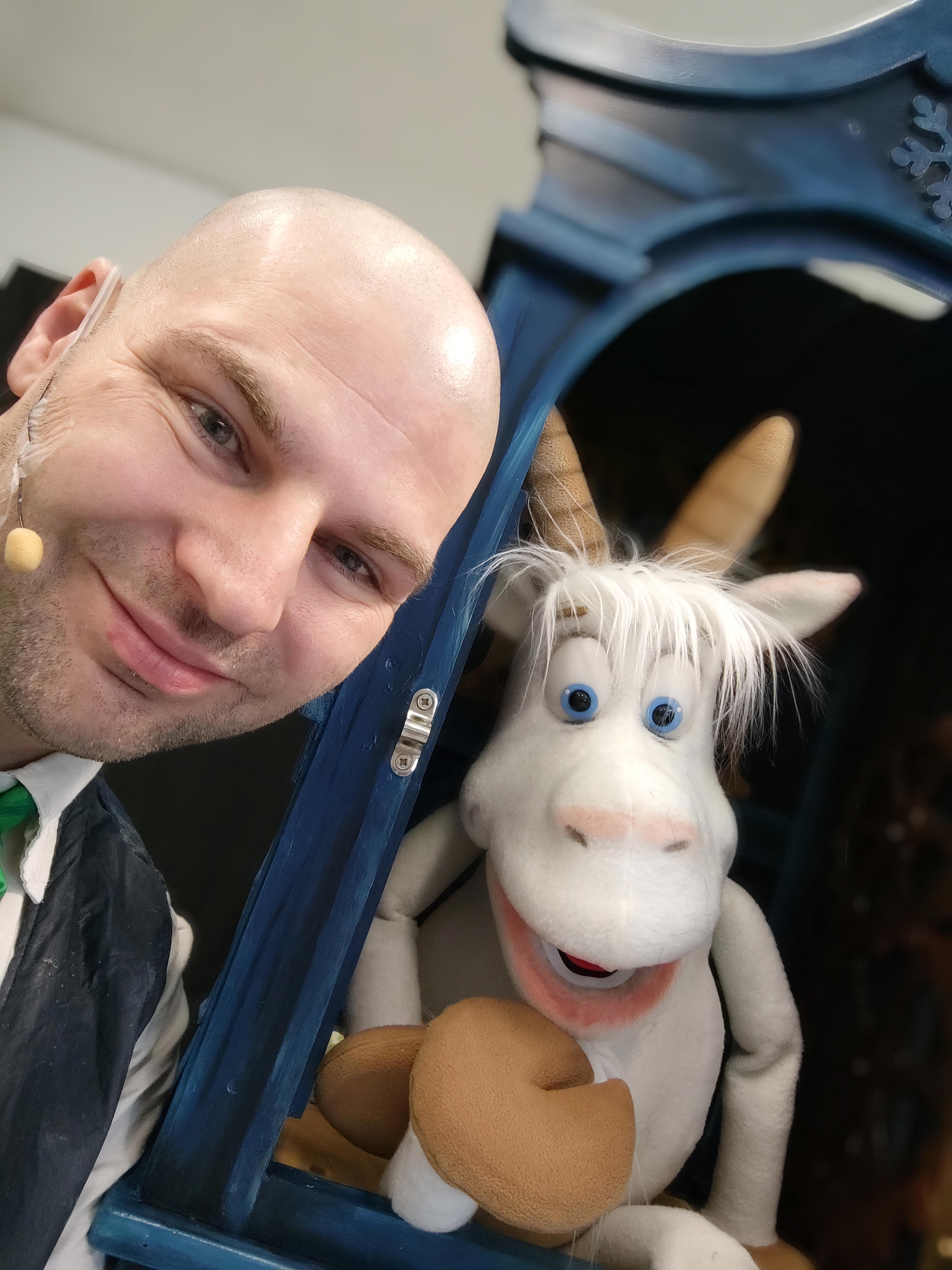 Patje met zijn grote vriend, Geitje.