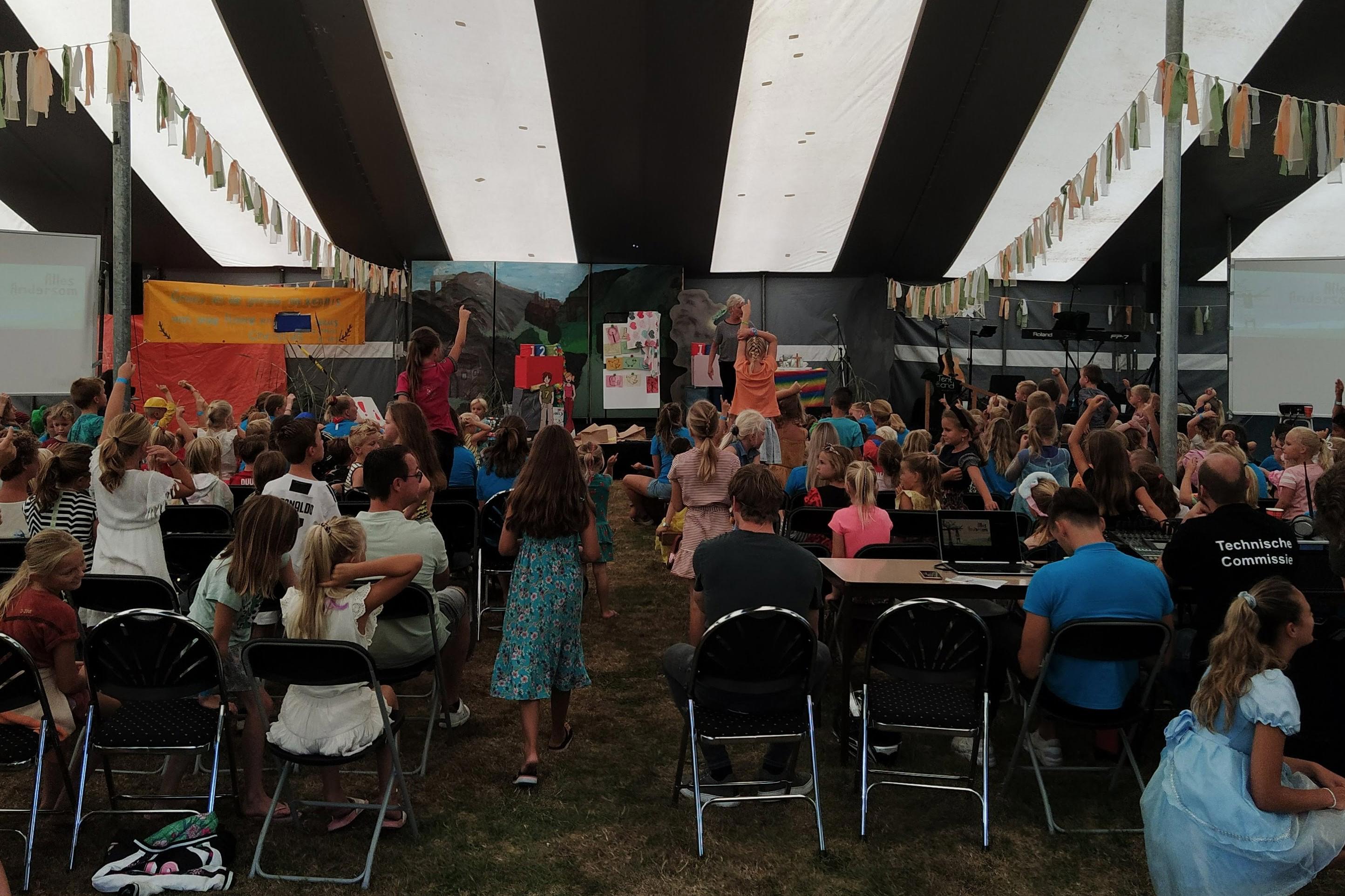 Christelijke voorstelling tijdens een vakantiebijbelweek HGJB