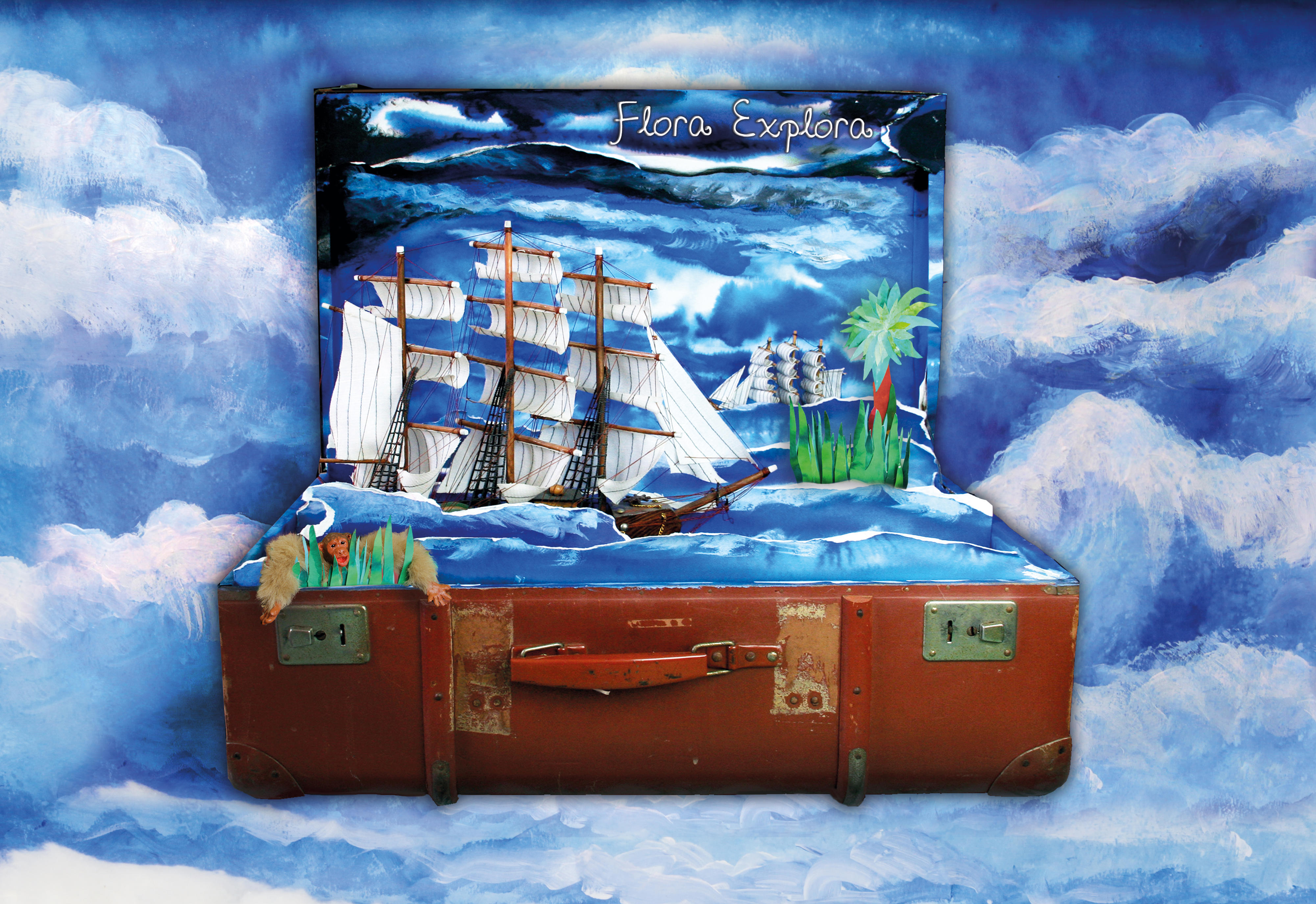 Deze koffer is te zien in de voorstelling. Als Flora de koffer open doet hoor je het geruis van de zee en Flora laat de golven bewegen. Vervolgens filmt ze de koffer en zie je de golven levensgroot..