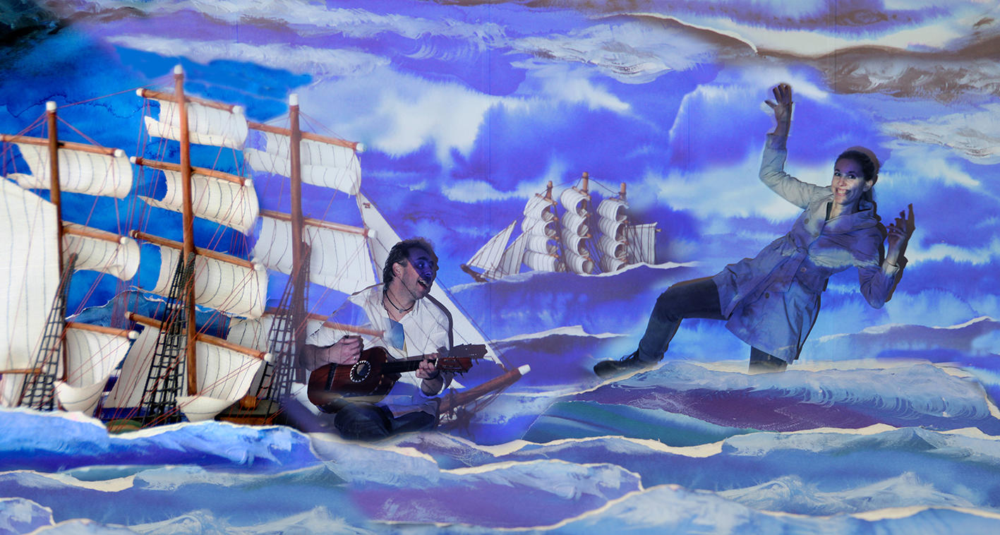 Hier zie je hoe Flora in haar gefilmde wereld stapt.