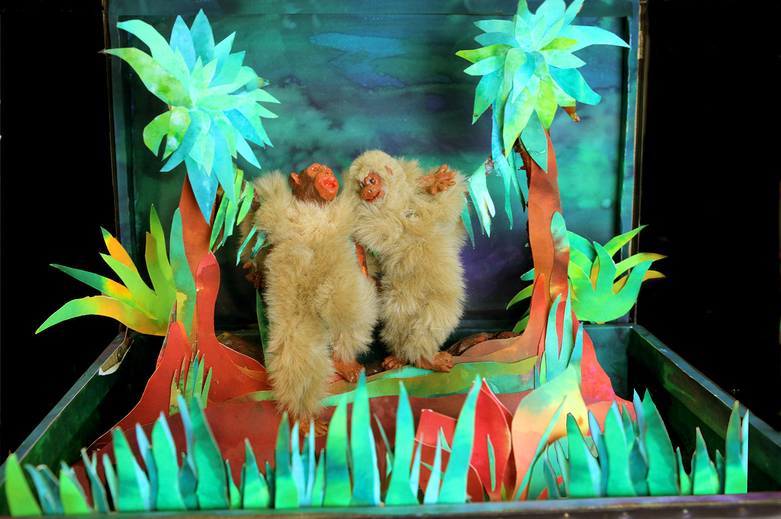 De oerwoud koffer met aapjes.