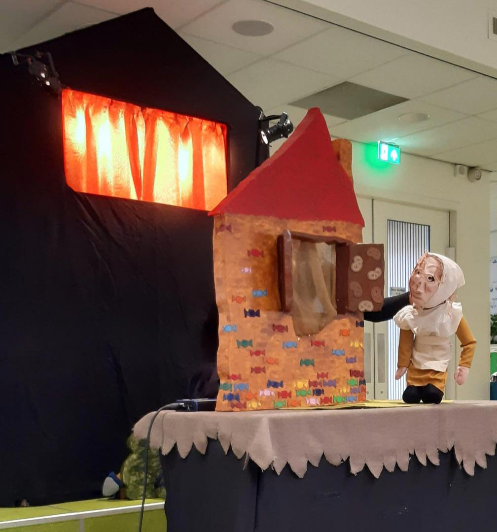 Moeder bij het snoephuisje