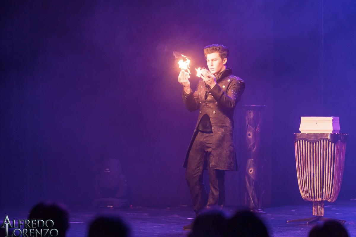 Alfredo Lorenzo: Nederlands kampioen en een meester in manipulatie. Deze getalenteerde artiest heeft internationale erkenning gekregen voor zijn indrukwekkende manipulatietechnieken en heeft verschillende prijzen gewonnen.