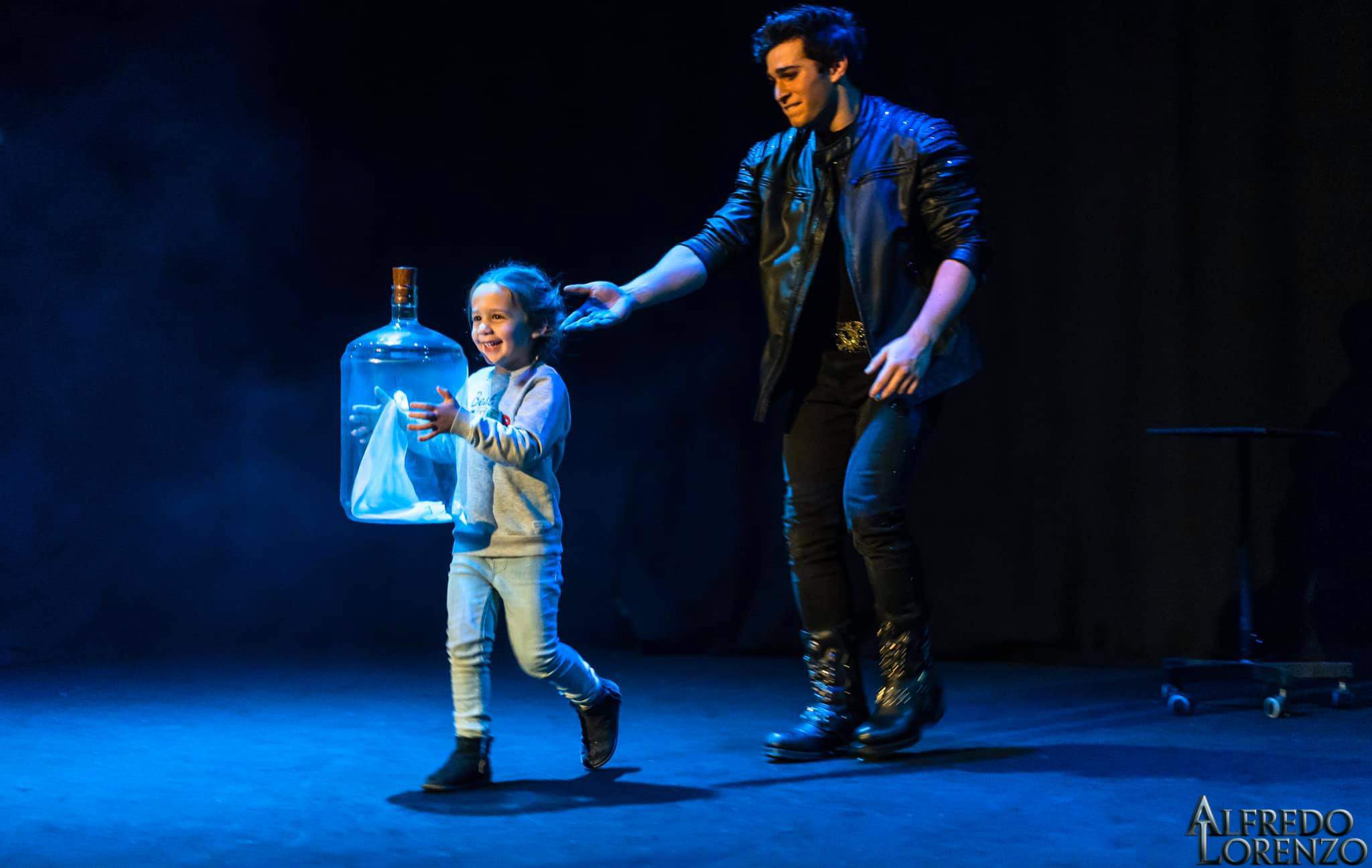 Alfredo Lorenzo: Nederlands kampioen en een meester in manipulatie. Deze getalenteerde artiest heeft internationale erkenning gekregen voor zijn indrukwekkende manipulatietechnieken en heeft verschillende prijzen gewonnen.