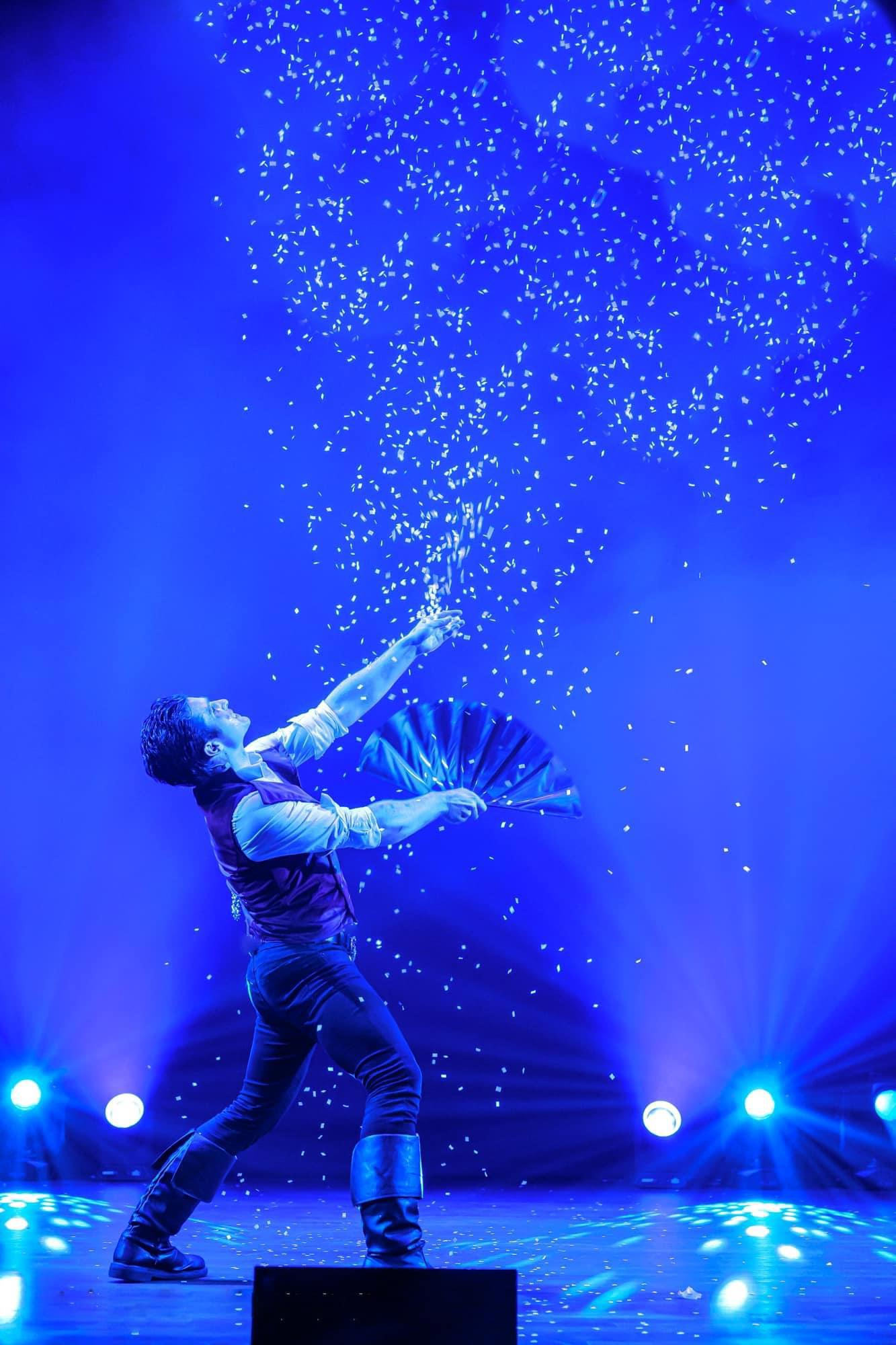 Alfredo Lorenzo: Nederlands kampioen en een meester in manipulatie. Deze getalenteerde artiest heeft internationale erkenning gekregen voor zijn indrukwekkende manipulatietechnieken en heeft verschillende prijzen gewonnen.