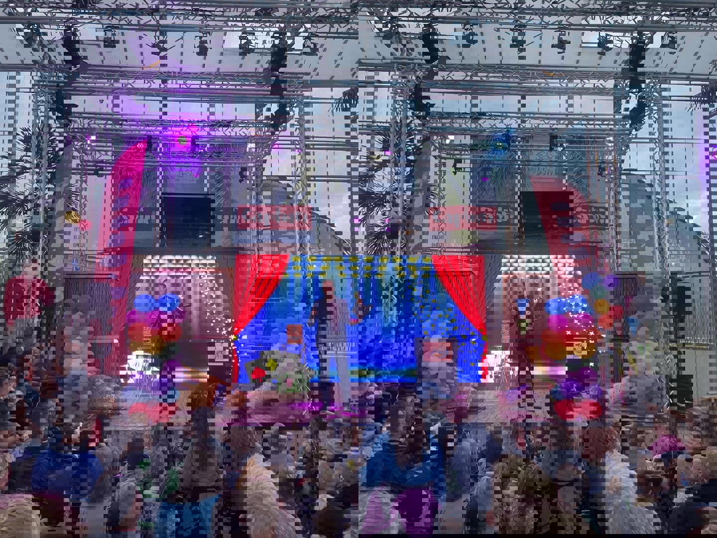 Meester Goochelaar Lars van Tuijl goochelt in Capfun park