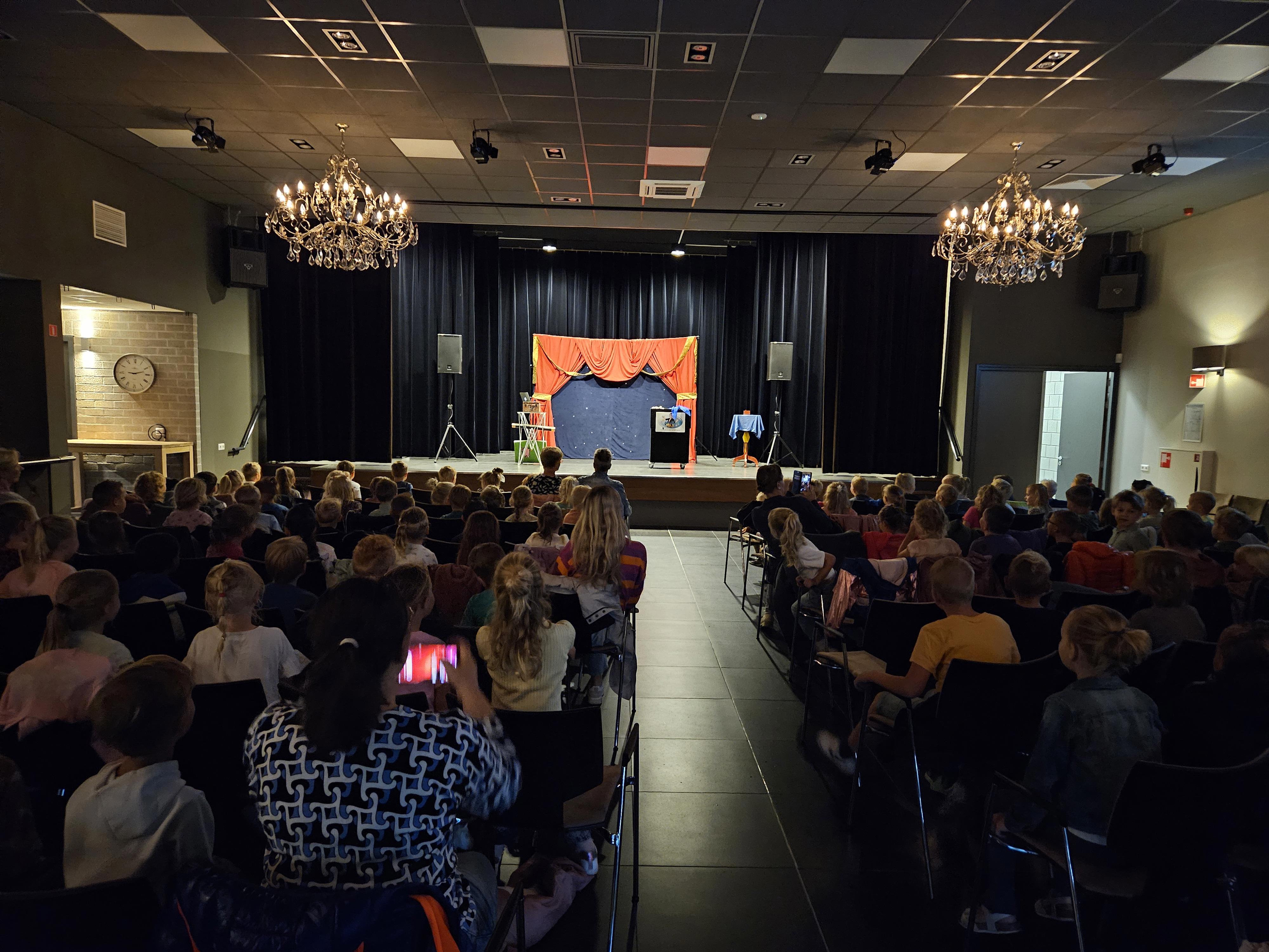 Kinderen kijken naar schoolvoorstelling goochelshow Lars van Tuijl