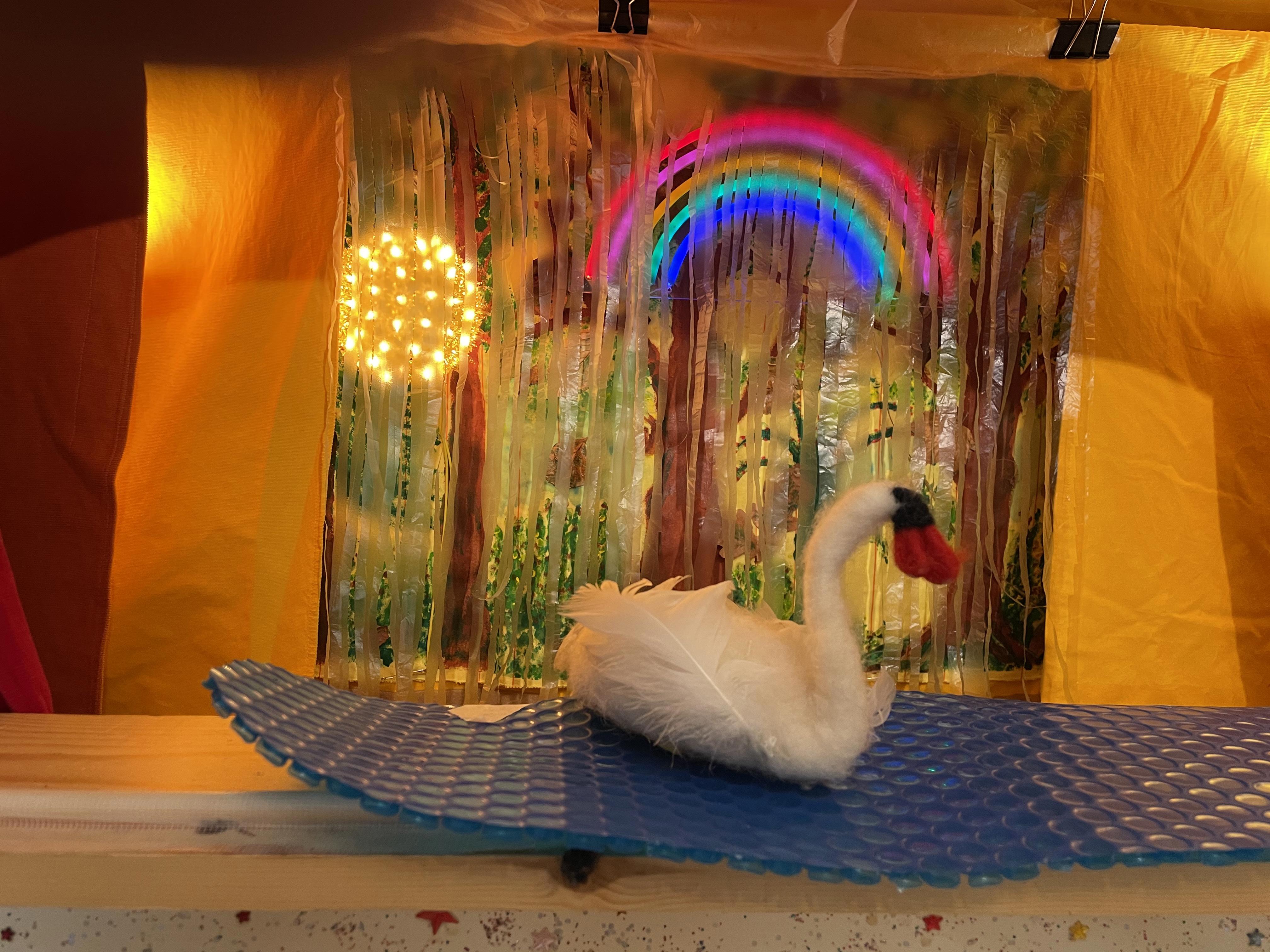 Omdat het zoveel regent in het bos is er een plas ontstaan en is Zwaantje aan komen vliegen en heeft nu veel plezier in het water. Gelukkig is Araya de licht koningin met Sint meegekomen en heeft het licht gebracht en de regenboog.