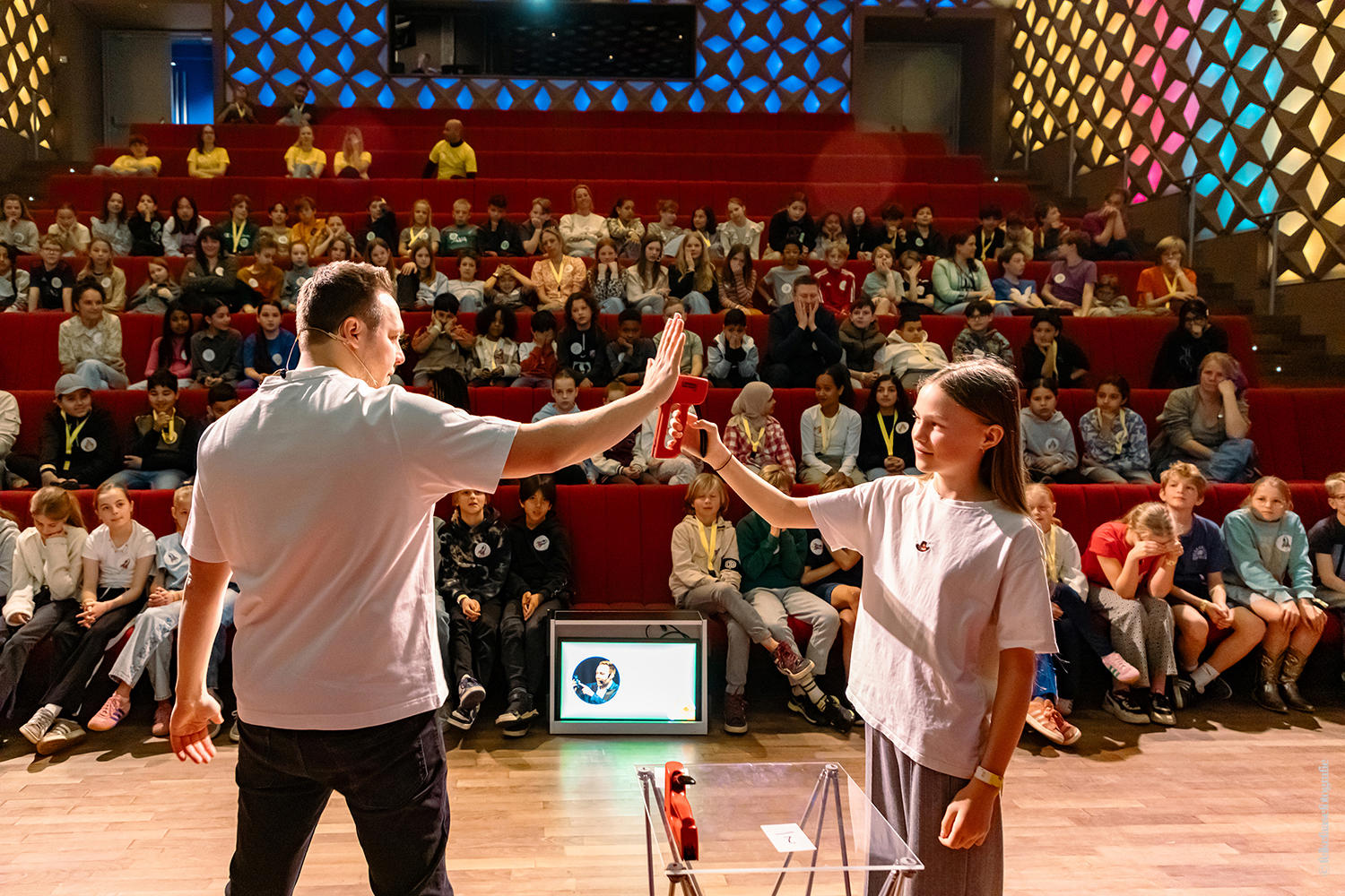 Goochelaar Lars tijdens een bovenbouw schoolvoorstelling
