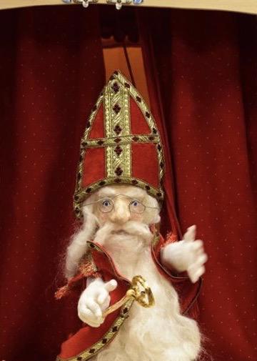 Sinterklaas is uit de trein gestapt en heel blij de dieren in het bos en de kinderen te kunnen groeten en hen kanootjes te geven