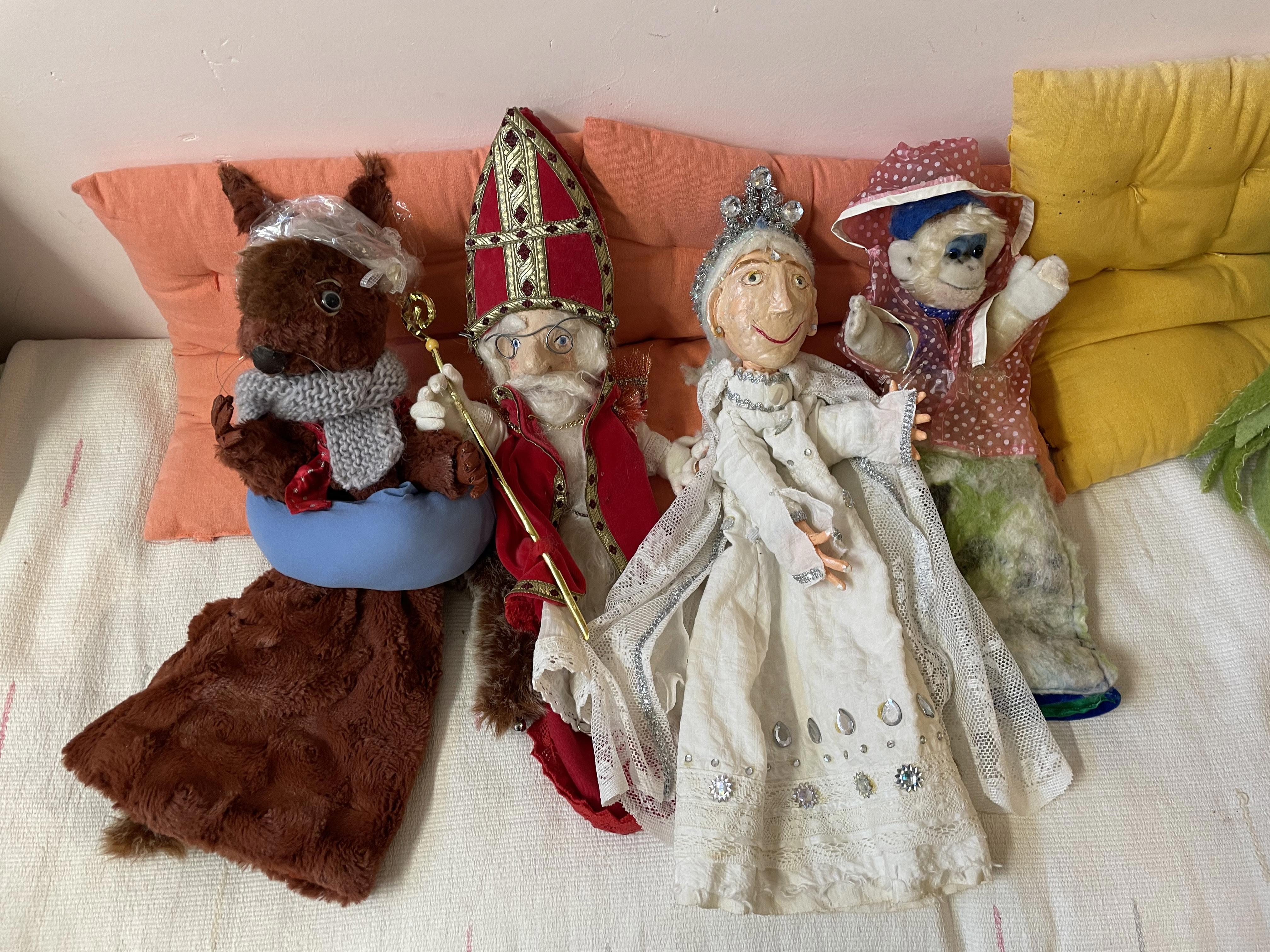 Ecco en Appie wonen in het dierenbos en wachten met smart op de aankomt van de  trein waar Sinterklaas in zit. Ze hebben  er zo genoeg van de at het steeds regent.