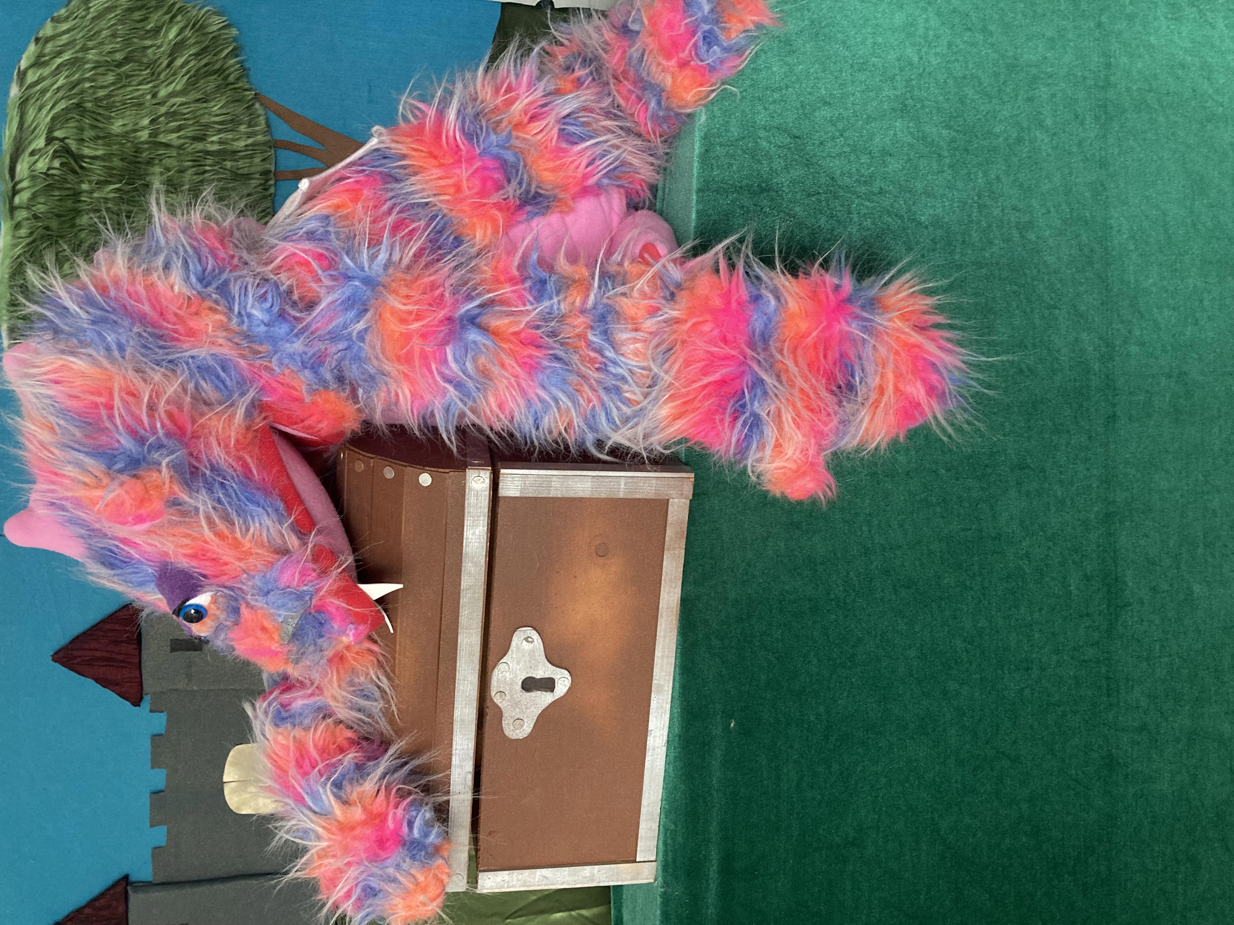 Op de schatkist zit een draak die er niet meer vanaf wil